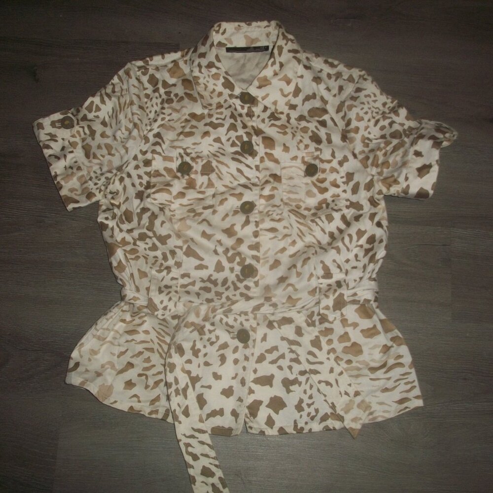 womens short sleeve blouse.sarari top. button front. WILLIE SMITH.size medium